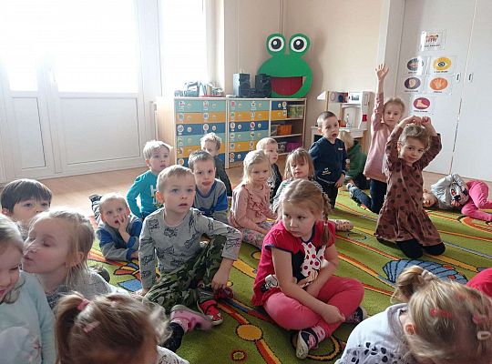 Dzieci oglądają i omawiają prezentację multimedialną