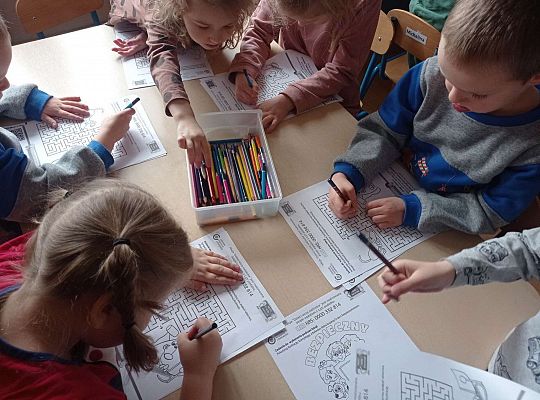 Dzieci wykonują zadanie z projektu