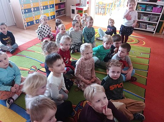 Dzieci oglądają film edukacyjny o Historii Tłustego Czwartku