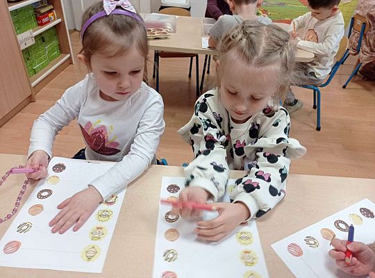 Dzieci malują szlaczki