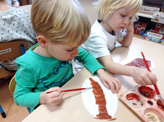 Dzieci malują farbami pączki z papieru