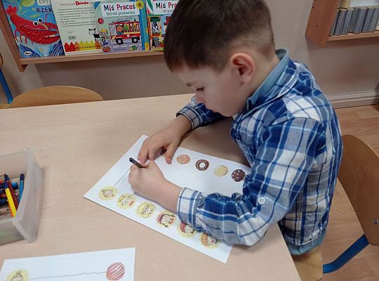 Dzieci malują szlaczki