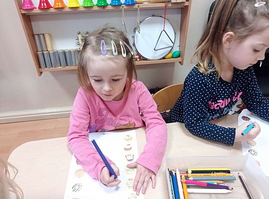 Dzieci malują szlaczki