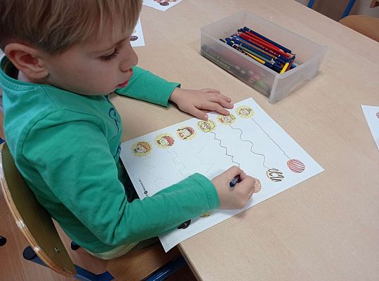 Dzieci malują szlaczki