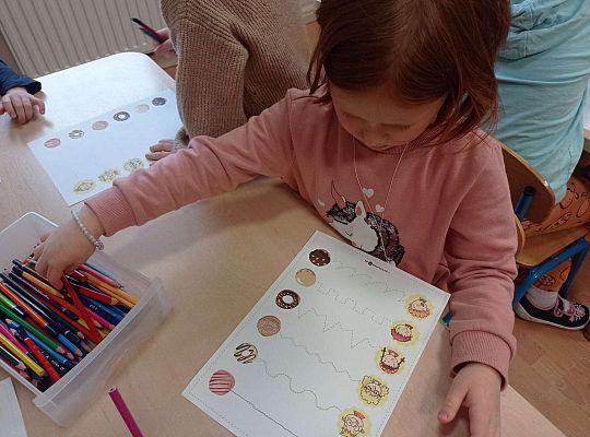 Dzieci malują szlaczki