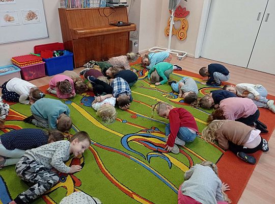 Dzieci bawią się w zabawę "Pączek"