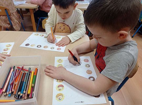 Dzieci malują szlaczki