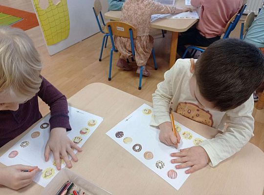 Dzieci malują szlaczki