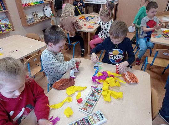 Dzieci wykonują lukier i posypkę z papieru i bibuły