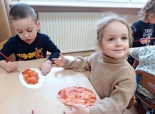 Dzieci malują farbami pączki z papieru