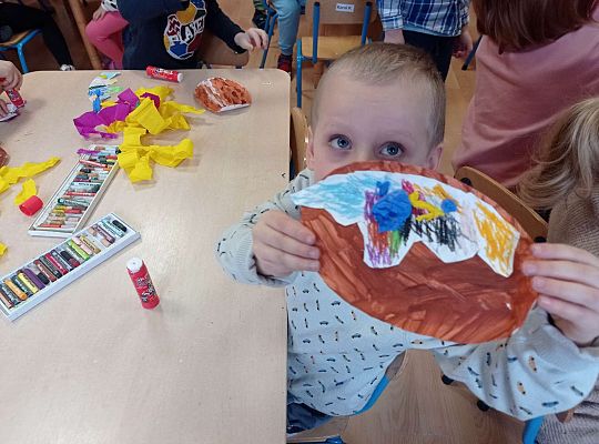 Dzieci wykonują lukier i posypkę z papieru i bibuły