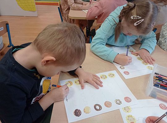 Dzieci malują szlaczki