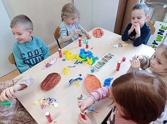 Dzieci wykonują lukier i posypkę z papieru i bibuły