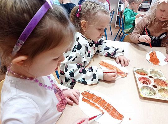 Dzieci malują farbami pączki z papieru