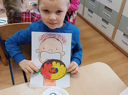 Chłopiec prezentuje swoją prace