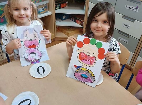 Dzieci prezentują swoje prace