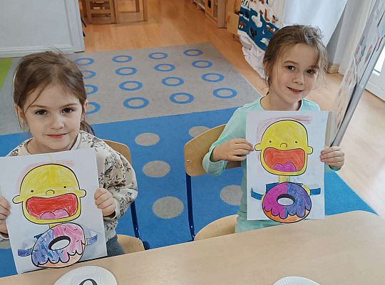 Dzieci prezentują swoje prace