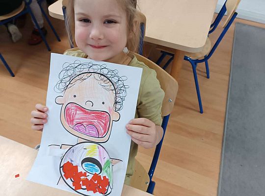 Dziewczynka prezentuje swoją prace