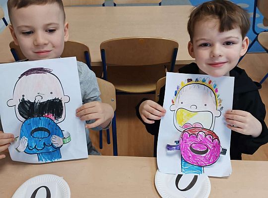 Dzieci prezentują swoje prace