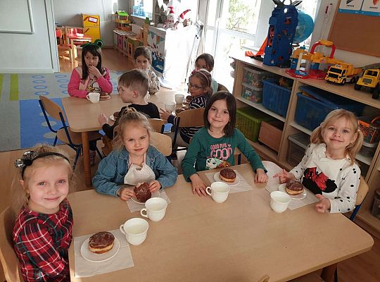 Dzieci jedzą pączki