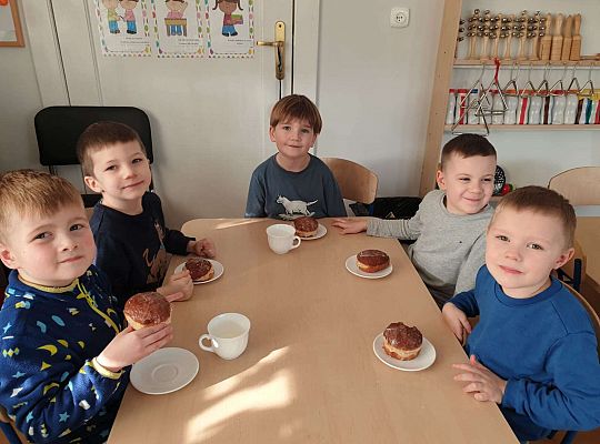Dzieci jedzą pączki
