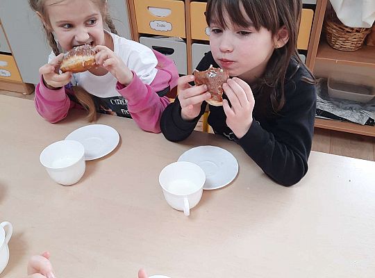 Dzieci jedzą pączki