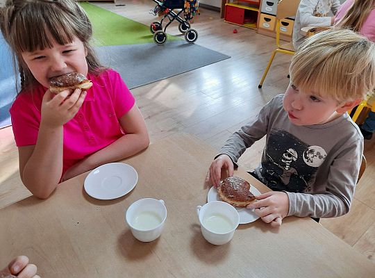 Dzieci jedzą pączki