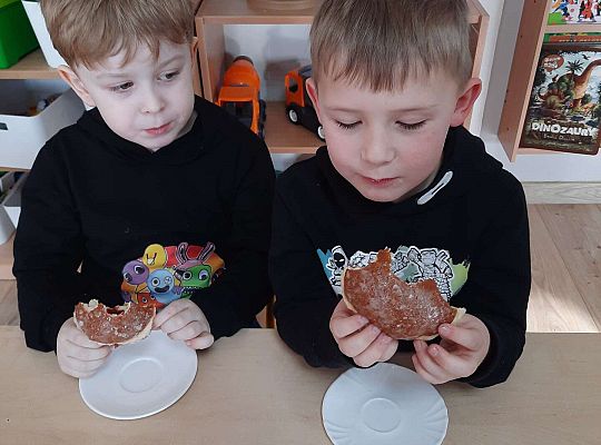 Dzieci jedzą pączki