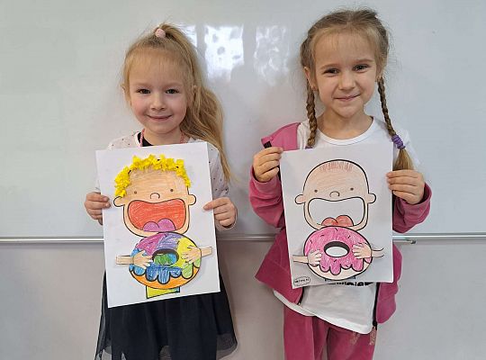 dzieci prezentują swoje prace