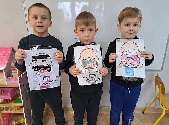 dzieci prezentują swoje prace