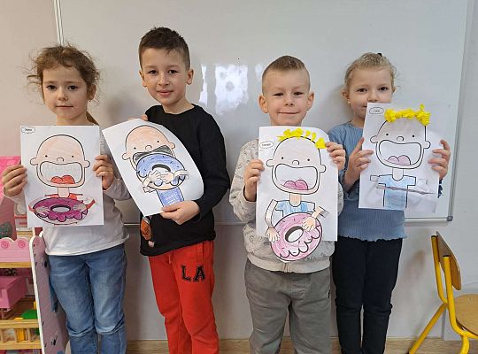 dzieci prezentują swoje prace