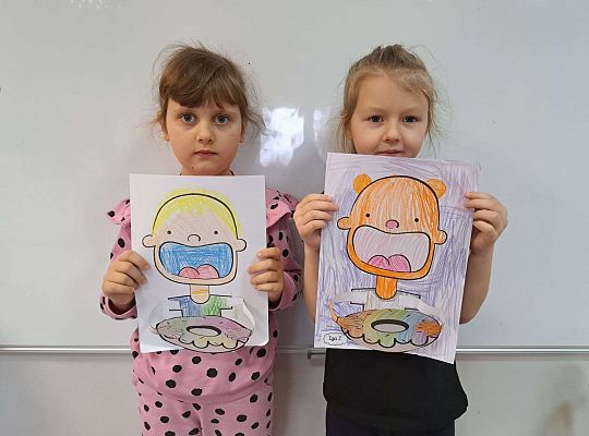 dzieci prezentują swoje prace