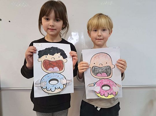 dzieci prezentują swoje prace