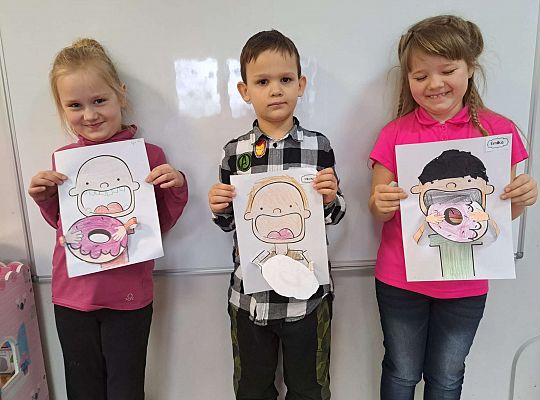 dzieci prezentują swoje prace