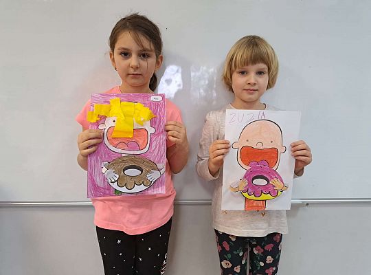 dzieci prezentują swoje prace