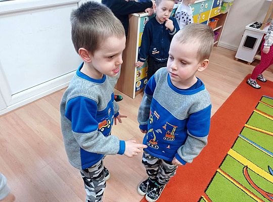 Dzieci bawią się w zabawę "marionetka"