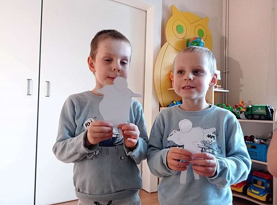 Dzieci pokazują swoje postacie do teatru cieni