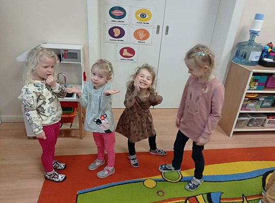 Dzieci bawią się w zabawę "marionetka"