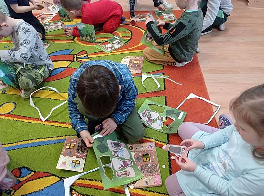 Dzieci wypychają teatrzyk paluszkowy