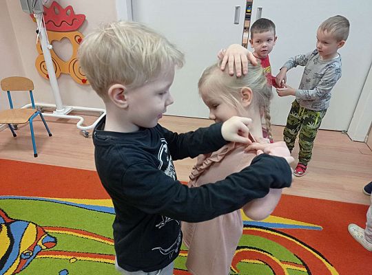 Dzieci bawią się w zabawę "marionetka"