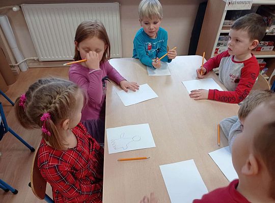 Dzieci wykonują postacie do teatru cieni