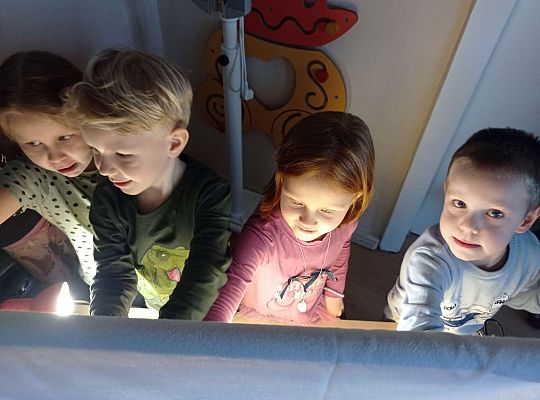 Dzieci bawią się teatrem cieni