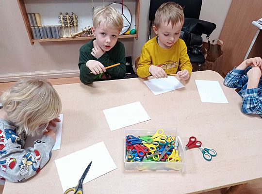 Dzieci wykonują postacie do teatru cieni