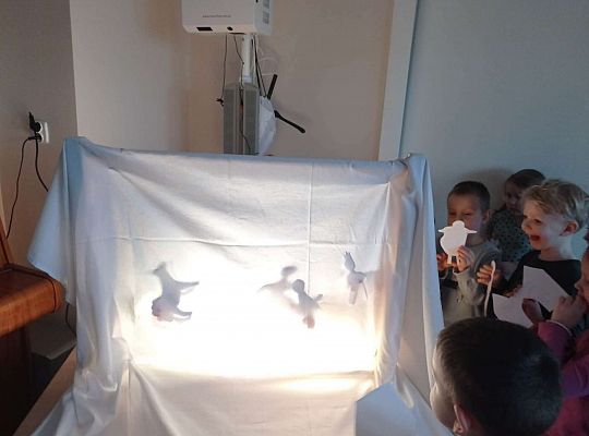 Dzieci bawią się teatrem cieni