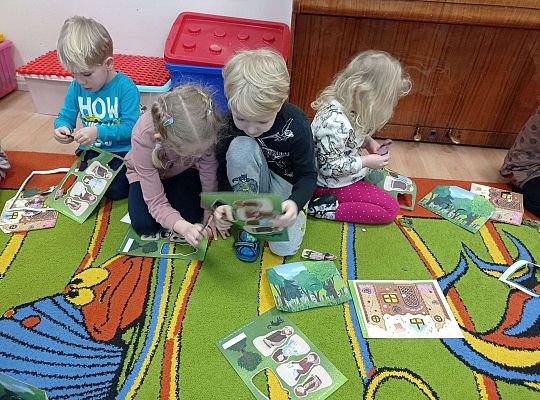 Dzieci wypychają teatrzyk paluszkowy