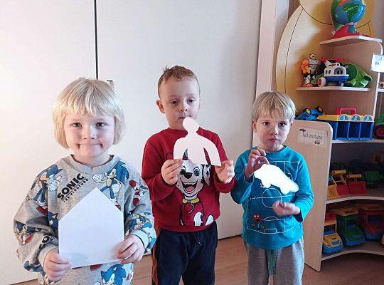 Dzieci pokazują swoje postacie do teatru cieni