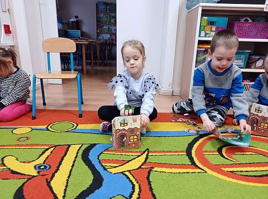 Dzieci przedstawiają  za pomocą teatrzyku "Jasia i Małgosię"