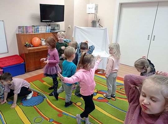 Dzieci bawią się w zabawę "marionetka"