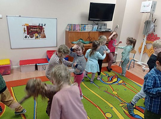 Dzieci bawią się w zabawę "marionetka"