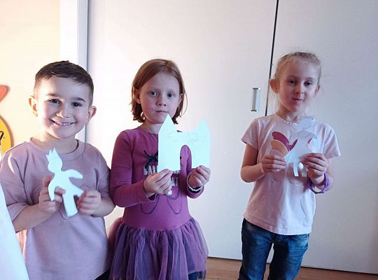 Dzieci pokazują swoje postacie do teatru cieni